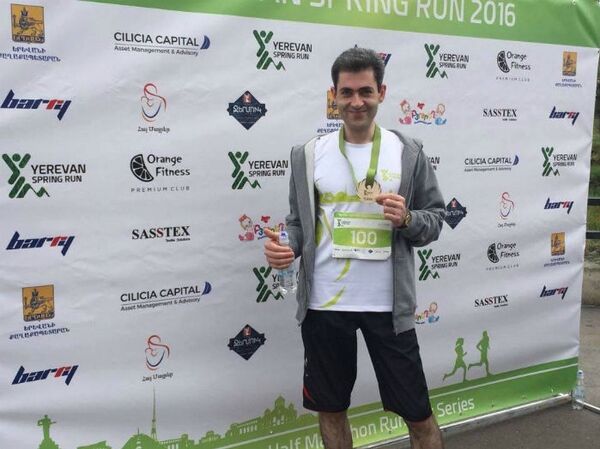 «Չեմ կարող վախկոտի պես ապրել». Վահեն իր վերջին վիրավորին կուրանալուց փրկեց, ինքը զոհվեց «Չեմ կարող վախկոտի պես ապրել». Վահեն իր վերջին վիրավորին կուրանալուց փրկեց, ինքը զոհվեց - Sputnik Արմենիա