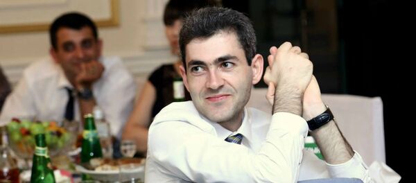 Ваге Меликсетян во время застолья - Sputnik Արմենիա