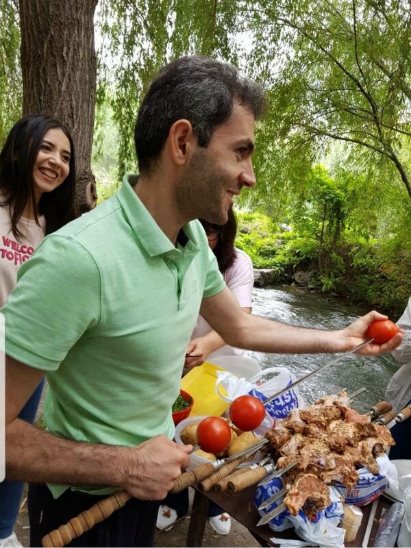 «Չեմ կարող վախկոտի պես ապրել». Վահեն իր վերջին վիրավորին կուրանալուց փրկեց, ինքը զոհվեց «Չեմ կարող վախկոտի պես ապրել». Վահեն իր վերջին վիրավորին կուրանալուց փրկեց, ինքը զոհվեց - Sputnik Արմենիա