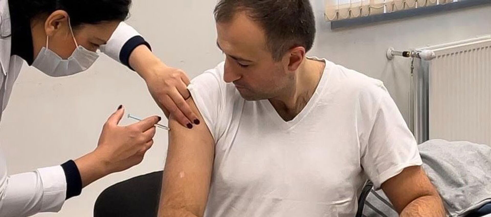 Министр здравоохранения Арсен Торосян вакцинируется от коронавируса вакциной Спутник V - Sputnik Արմենիա, 1920, 30.03.2021