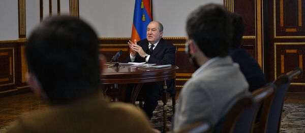 Президент Армен Саркисян встретился с представителями различных волонтерских организаций и групп в социальной, безопасностной, информационной и других сферах во время войны и в послевоенный период (30 декабря 2020). Еревaн - Sputnik Արմենիա