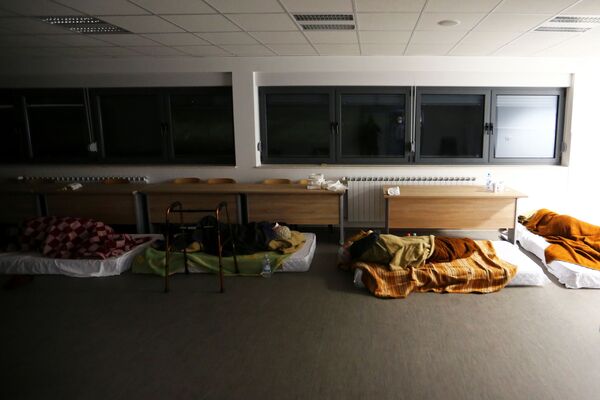 Пострадавшие спят на военной базе после землетрясения в хорватском городе Петринья  - Sputnik Армения