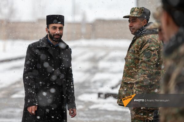 С верой в Бога и чудо: невероятные истории спасения дьяконов и солдат на войне в Карабахе - Sputnik Армения