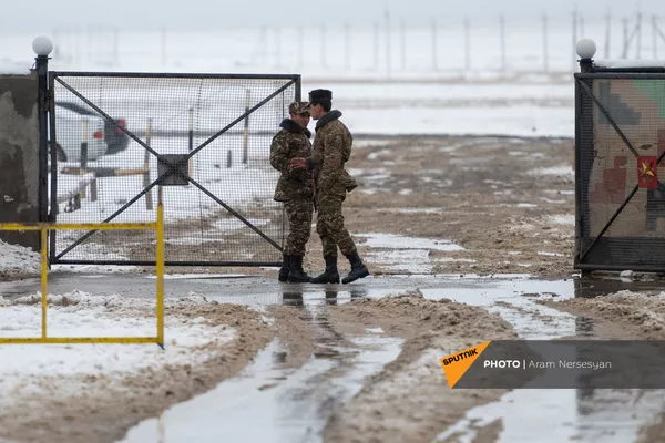 Солдаты артиллерийского подразделения, отстоявшего в дни войны Карвачар, продолжают свою службу в армии. - Sputnik Армения