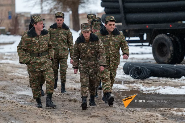 По желанию солдат во дворе их воинской части началось строительство часовни Святого Саркиса. Из-за войны строительство было приостановлено, однако оно возобновится уже в апреле 2021 года. - Sputnik Армения