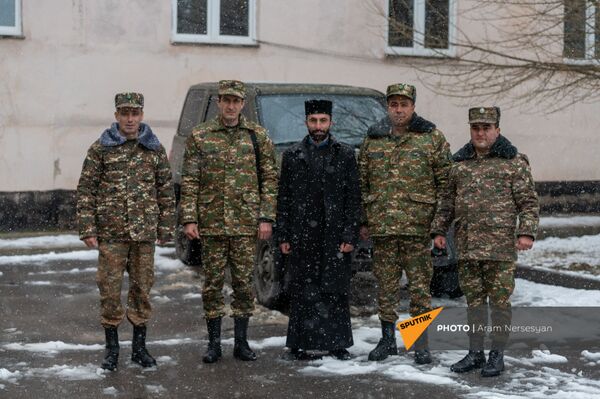 С верой в Бога и чудо: невероятные истории спасения дьяконов и солдат на войне в Карабахе - Sputnik Армения