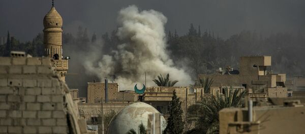 Дым от взрыва в районе Хавика в восточном сирийском городе Дейр-эззор (26 февраля 2013). Сирия - Sputnik Армения