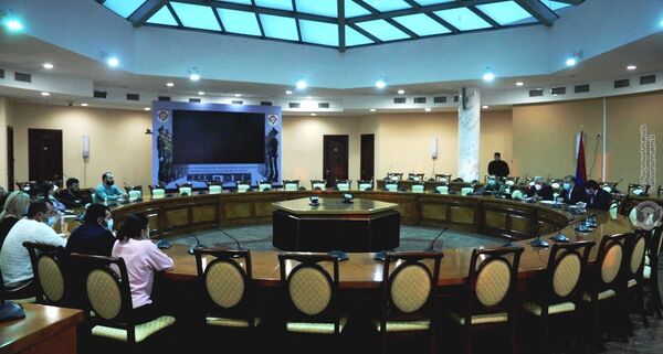 Министр обороны Армении рассказал родным пленных о мерах по их возвращению - Sputnik Армения