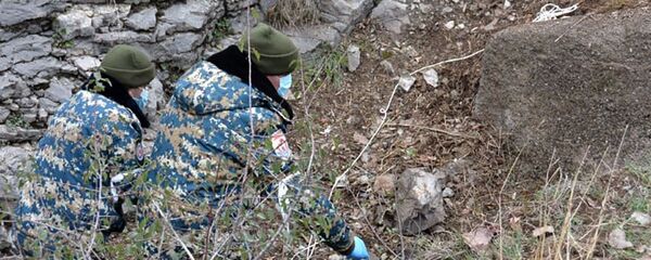 Сотрудники ГСЧС Карабаха во время поисково-спасательных работ Сотрудники ГСЧС Карабаха во время поисково-спасательных работ - Sputnik Армения