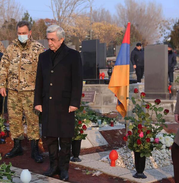 Սերժ Սարգսյանն այցելել է «Եռաբլուր» պանթեոն Սերժ Սարգսյանն այցելել է «Եռաբլուր» պանթեոն - Sputnik Արմենիա