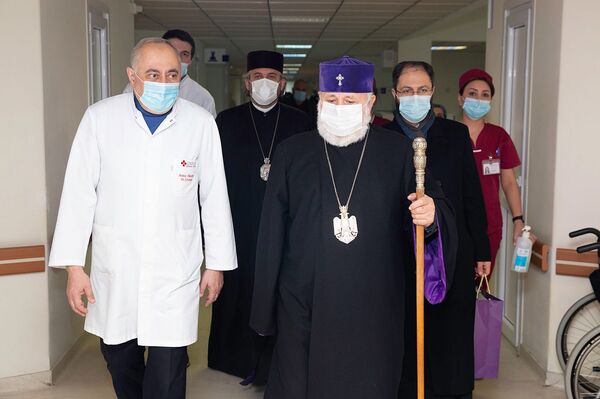 В канун Рождества Католикос Гарегин II навестил карабахцев в Армении и раненых военных - Sputnik Армения