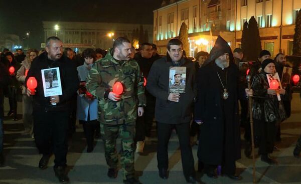 Араик Арутюнян встретил Новый год в церкви — с родителями павших в Карабахе героев Араик Арутюнян встретил Новый год в церкви — с родителями павших в Карабахе героев - Sputnik Армения