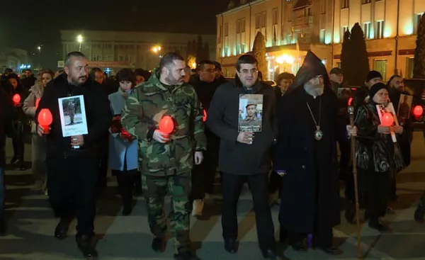 Араик Арутюнян встретил Новый год в церкви — с родителями павших в Карабахе героев Араик Арутюнян встретил Новый год в церкви — с родителями павших в Карабахе героев - Sputnik Армения