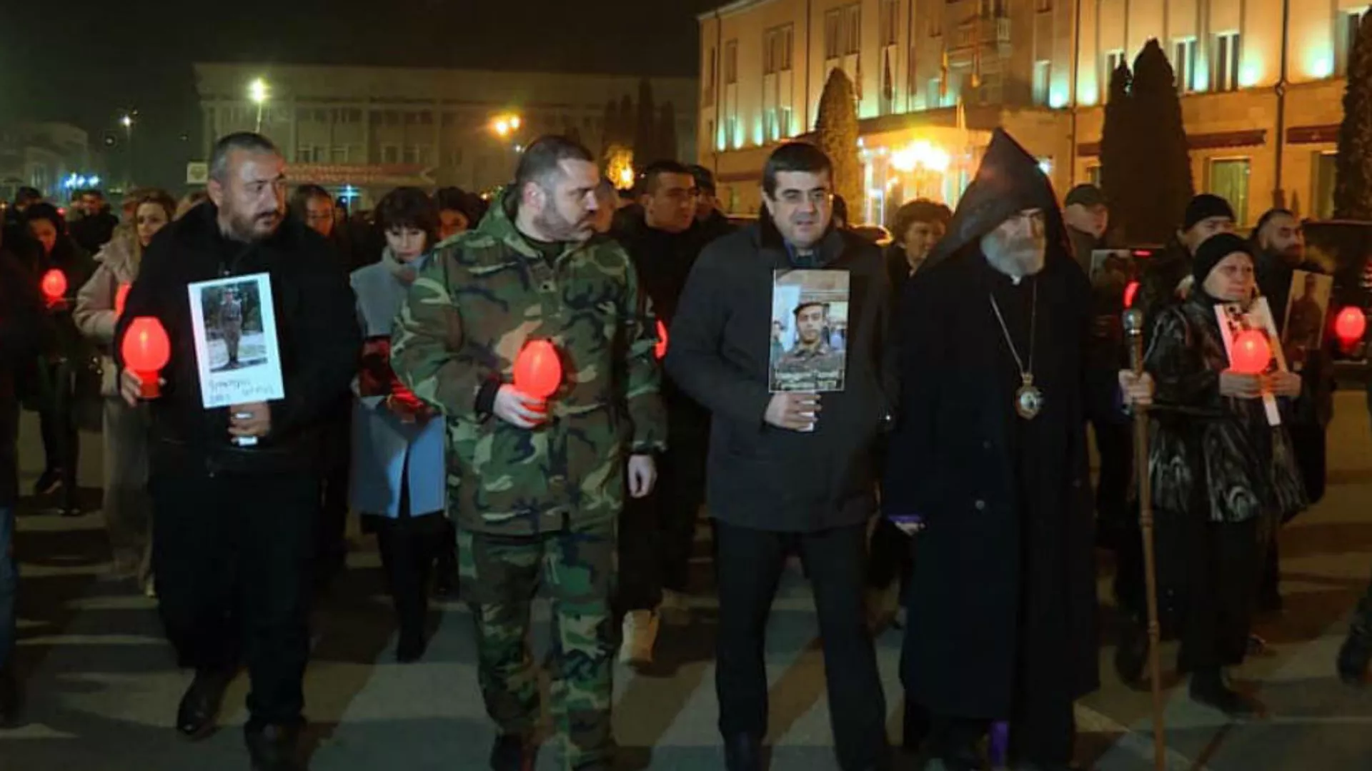 Президент НКР Араик Арутюнян с родственниками пропавших без вести военнослужащих в ночь на Новый Год (31 декабря 2020). Степанакерт - Sputnik Армения, 1920, 26.09.2022