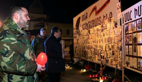 Араик Арутюнян встретил Новый год в церкви — с родителями павших в Карабахе героев Араик Арутюнян встретил Новый год в церкви — с родителями павших в Карабахе героев - Sputnik Армения