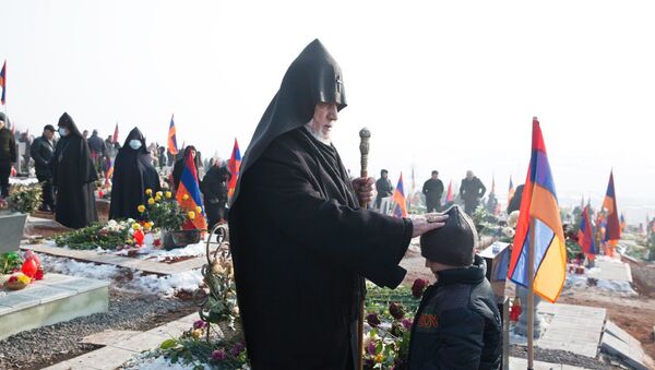 Католикос всех армян Гарегин II в сопровождении епископов посетил военный пантеон «Ераблур» (1 января 2021). Еревaн - Sputnik Արմենիա