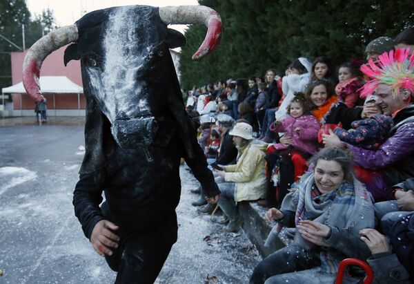 Участник карнавала в костюме быка, олицетворяющий миф страны Басков во Франции - Sputnik Армения