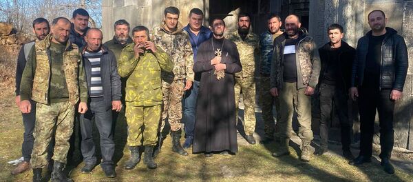 Жители Шурнуха вместе с Отцом Агароном Мелкумяном во время жертвоприношения в Нораванке (3 января 2021). - Sputnik Արմենիա