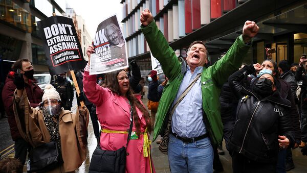 Люди празднуют после постановления британский суда об отказе экстрадиции основателя WikiLeaks Джулиана Ассанжа в Соединенные Штаты (4 января 2021). Лондон - Sputnik Армения