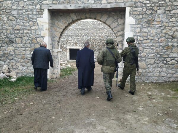 Глава Арцахской епархии обсудил с российскими военными безопасность монастыря Амараса Глава Арцахской епархии обсудил с российскими военными безопасность монастыря Амараса - Sputnik Армения