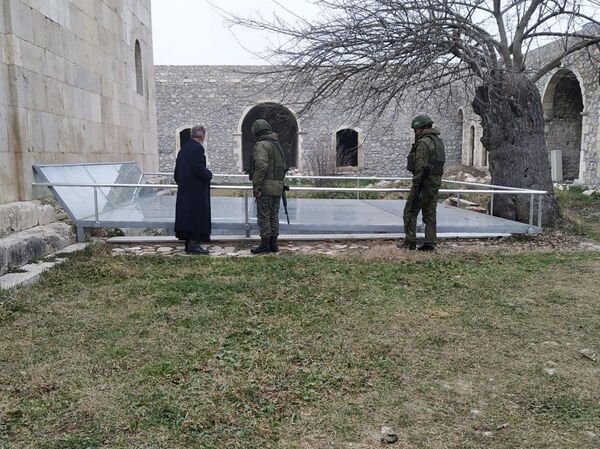 Глава Арцахской епархии обсудил с российскими военными безопасность монастыря Амараса Глава Арцахской епархии обсудил с российскими военными безопасность монастыря Амараса - Sputnik Армения
