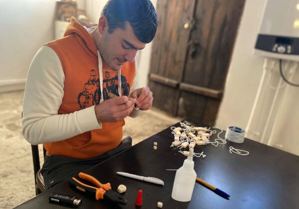 Деревянные человечки, лечащие боль войны: история рождения добрейшего Гюмрика - Sputnik Армения