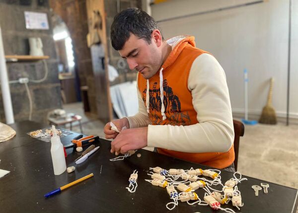 Деревянные человечки, лечащие боль войны: история рождения добрейшего Гюмрика - Sputnik Армения