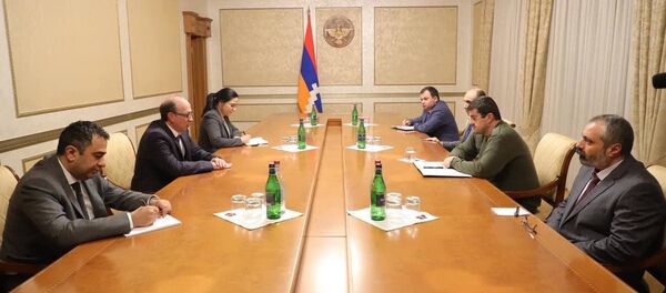 Глава МИД Ара Айвазян провёл встречу с президентом НКР Араиком Арутюняном (5 января 2021). Степанакерт Глава МИД Ара Айвазян провёл встречу с президентом НКР Араиком Арутюняном (5 января 2021). Степанакерт - Sputnik Армения