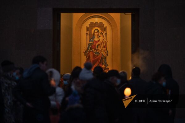 Սուրբ Խաչ եկեղեցու այցելուները լսում են Սուրբ ծննդյան ժամերգությունը, (2021, հունվարի 5), Երևան  - Sputnik Արմենիա