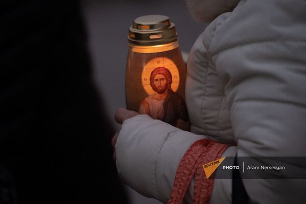 Սուրբծննդյան ճրագալույցի պատարագը․ հավատացյալները եկեղեցուց կրակ են տանում տուն - Sputnik Արմենիա