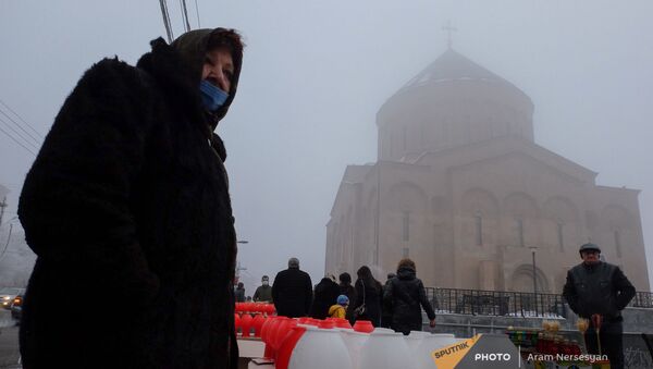 Продавщица с ламдадками Чрагалуйца у церкви Сурб Хач (5 января 2021). Еревaн - Sputnik Армения