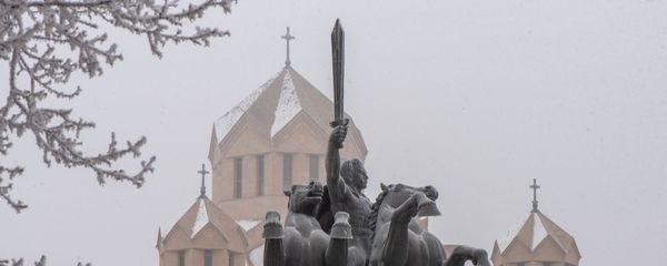 Памятник Зоравару Андранику у собора Святого Григория Просветителя в Ереване Памятник Зоравару Андранику у собора Святого Григория Просветителя в Ереване - Sputnik Արմենիա