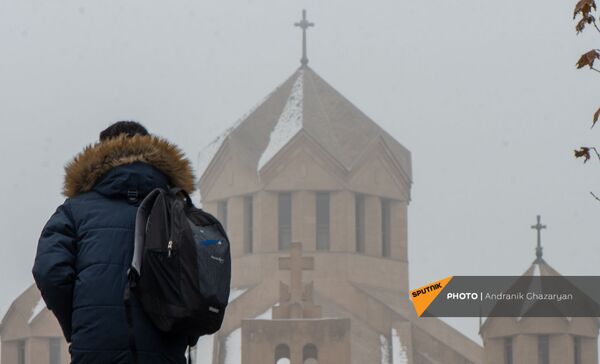 Молодой человек у собора Святого Григория Просветителя в Ереване - Sputnik Армения