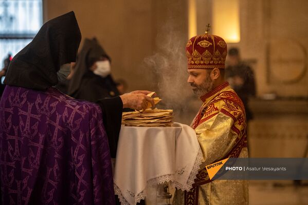 Рождественская литургия в соборе Святого Григория Просветителя (6 января 2021). Еревaн - Sputnik Армения