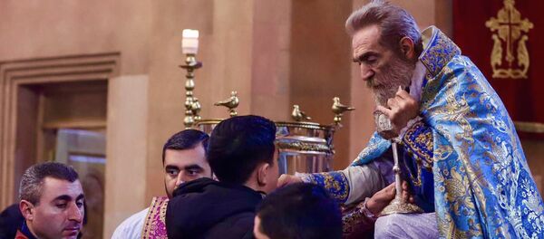 Рождественская литургия в соборе Святого Покрова Святой Божьей Матери (6 января 2021). Степанакерт - Sputnik Արմենիա