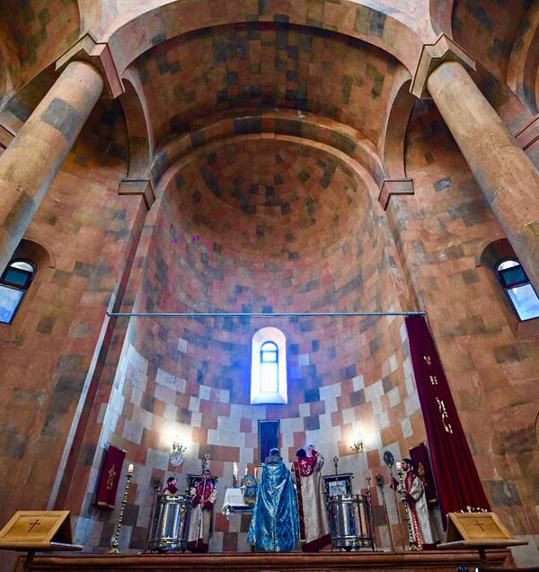 Ստեփանակերտի Սուրբ Աստվածամոր Հովանու մայր տաճարում Պարգև սրբազանը պատարագ է մատուցել Ստեփանակերտի Սուրբ Աստվածամոր Հովանու մայր տաճարում Պարգև սրբազանը պատարագ է մատուցել - Sputnik Արմենիա