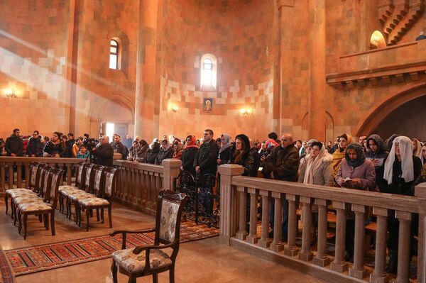 Ստեփանակերտի Սուրբ Աստվածամոր Հովանու մայր տաճարում Պարգև սրբազանը պատարագ է մատուցել Ստեփանակերտի Սուրբ Աստվածամոր Հովանու մայր տաճարում Պարգև սրբազանը պատարագ է մատուցել - Sputnik Արմենիա