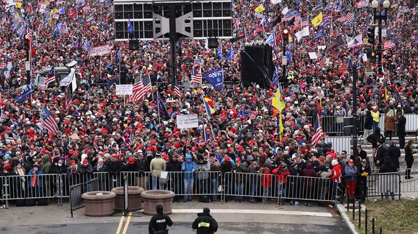 Толпы людей прибывают на митинг Останови кражу в поддержку действующего президента США Дональда Трампа (6 января 2021). Вашингтон - Sputnik Արմենիա