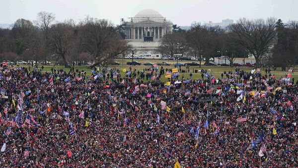 Сторонники действующего президента США Дональда Трампа проводят демонстрацию в Национальном торговом центре (6 января 2021). Вашингтон - Sputnik Армения