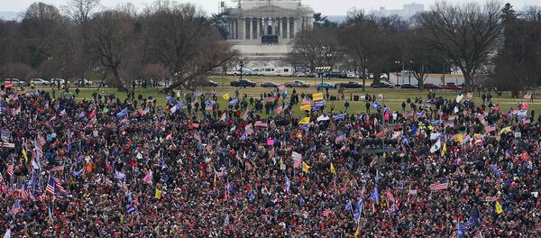 Сторонники действующего президента США Дональда Трампа проводят демонстрацию в Национальном торговом центре (6 января 2021). Вашингтон - Sputnik Армения