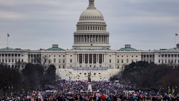Сторонники действующего президента США Дональда Трампа проводят демонстрацию у Капитолия (6 января 2021). Вашингтон - Sputnik Армения