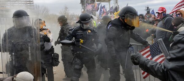 Сторонники Трампа сталкиваются с полицией и силами безопасности во время штурма Капитолия США (6 января 2021). Вашингтон - Sputnik Արմենիա
