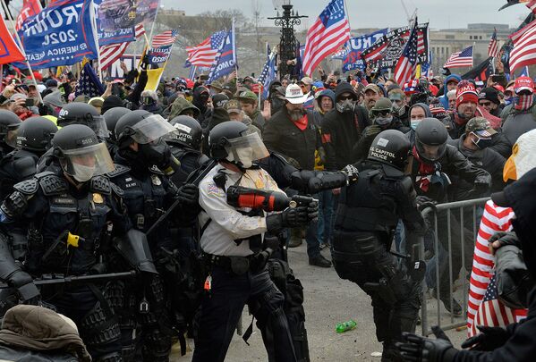 Сторонники Трампа сталкиваются с полицией и силами безопасности во время штурма Капитолия США (6 января 2021). Вашингтон - Sputnik Армения