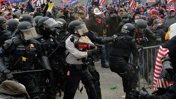 Сторонники Трампа сталкиваются с полицией и силами безопасности во время штурма Капитолия США (6 января 2021). Вашингтон - Sputnik Արմենիա