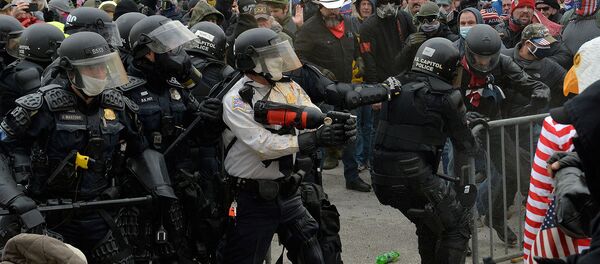 Сторонники Трампа сталкиваются с полицией и силами безопасности во время штурма Капитолия США (6 января 2021). Вашингтон Сторонники Трампа сталкиваются с полицией и силами безопасности во время штурма Капитолия США (6 января 2021). Вашингтон - Sputnik Արմենիա