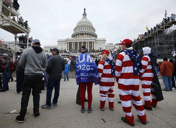 Участники акции протеста сторонников действующего президента США Дональда Трампа у здания Конгресса (7 декабря 2021). Вашингтон - Sputnik Армения