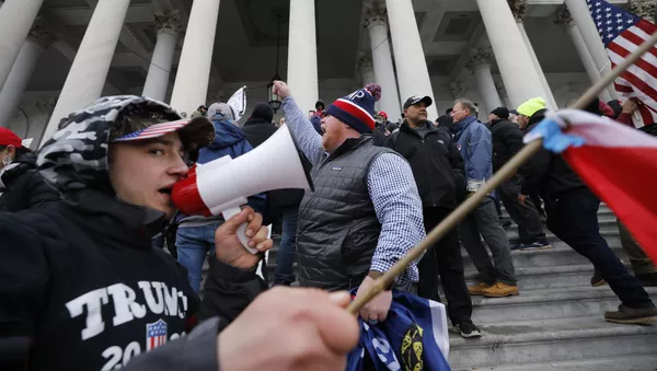 Участники акции протеста сторонников действующего президента США Дональда Трампа на лестнице здания Конгресса (7 декабря 2021). Вашингтон - Sputnik Армения