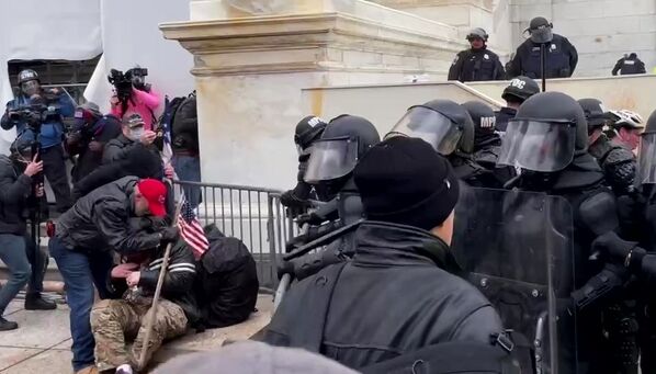 Сотрудники полиции и участники акции сторонников действующего президента США Дональда Трампа у здания Конгресса (7 декабря 2021). Вашингтон - Sputnik Армения