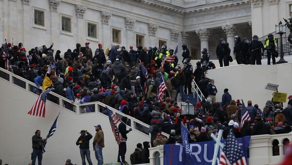 Сотрудники полиции и участники акции протеста сторонников действующего президента США Дональда Трампа на лестнице здания Конгресса (7 декабря 2021). Вашингтон - Sputnik Արմենիա