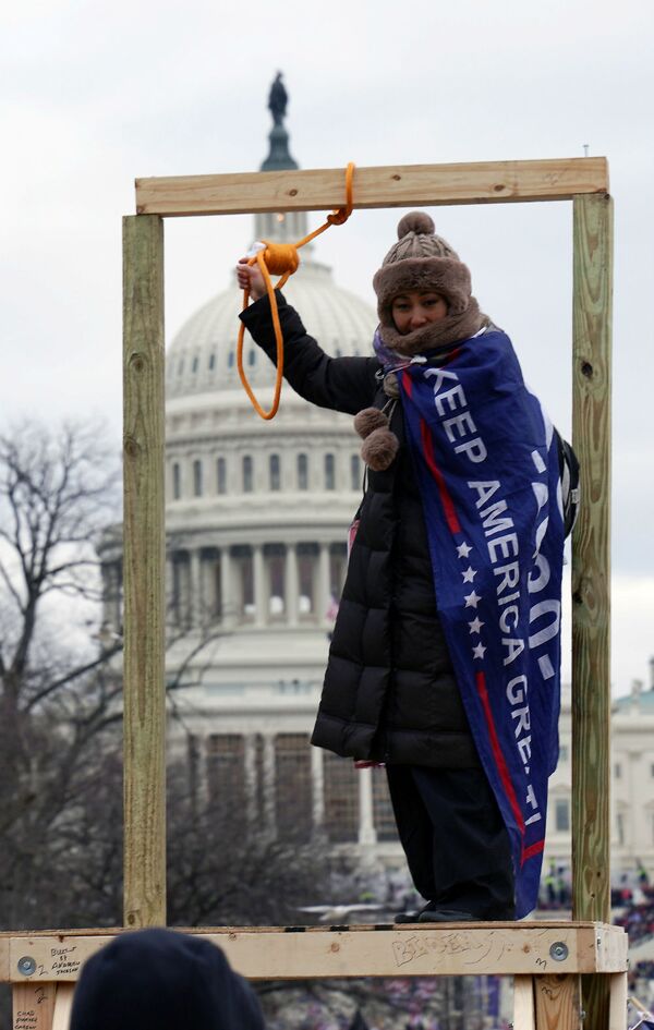 Сторонник президента США Дональда Трампа с импровизированной виселицей во время акции протеста сторонников действующего президента США Дональда Трампа у здания Капитолия (7 декабря 2021). Вашингтон - Sputnik Армения